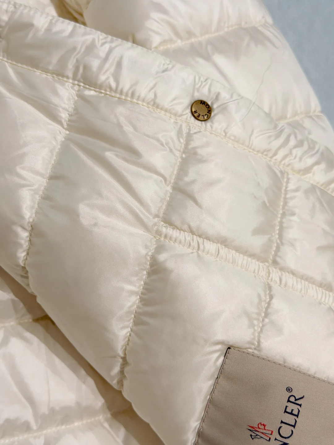 Women's Jackets And Down Jackets MONCLER 18439953