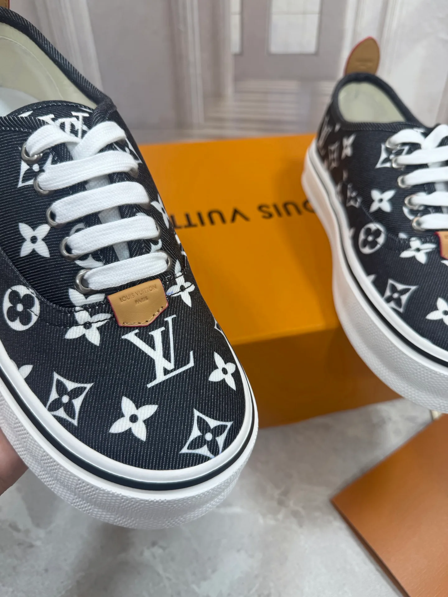 Men's Sneakers LOUIS VUITTON 18190076