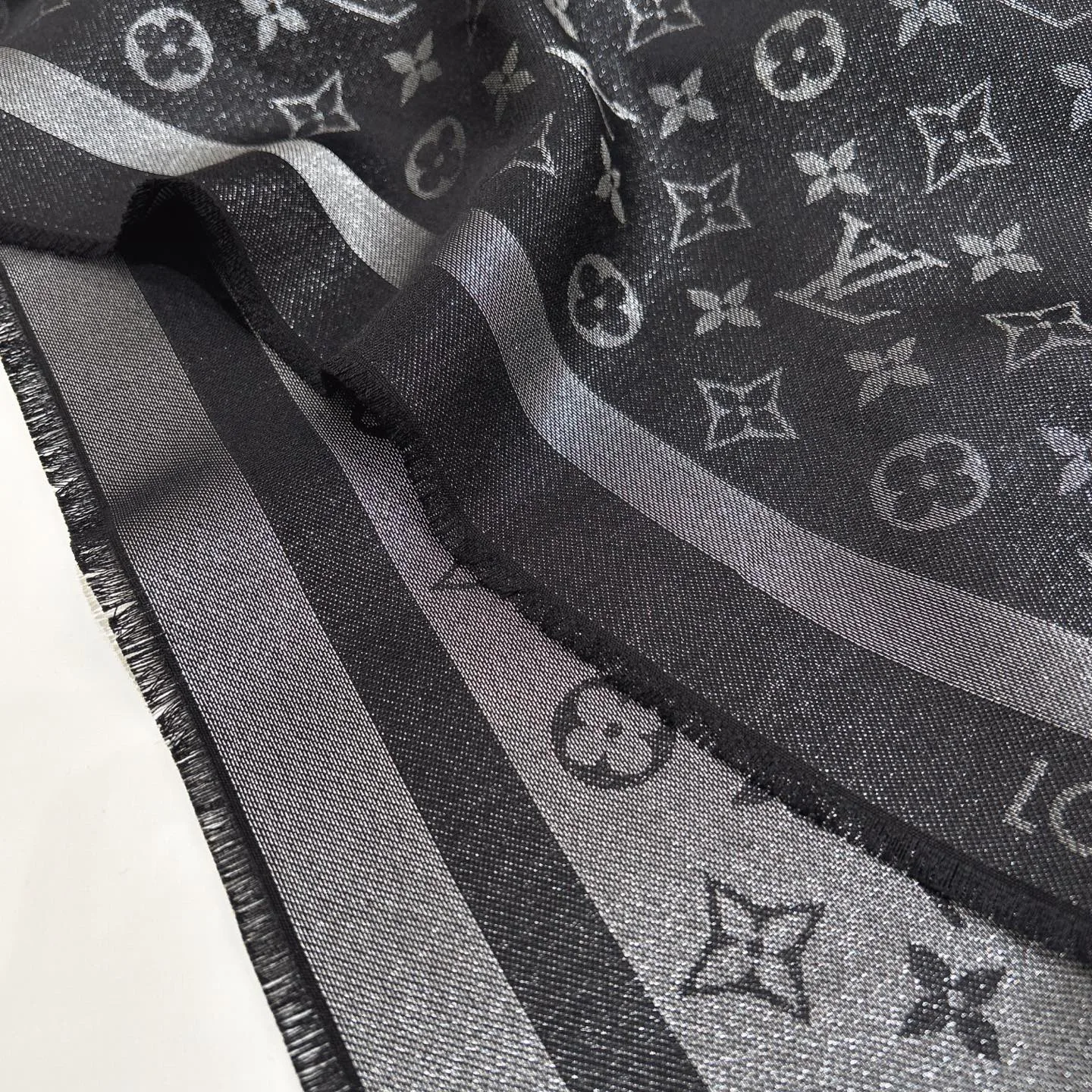 Scarves LOUIS VUITTON 18267547