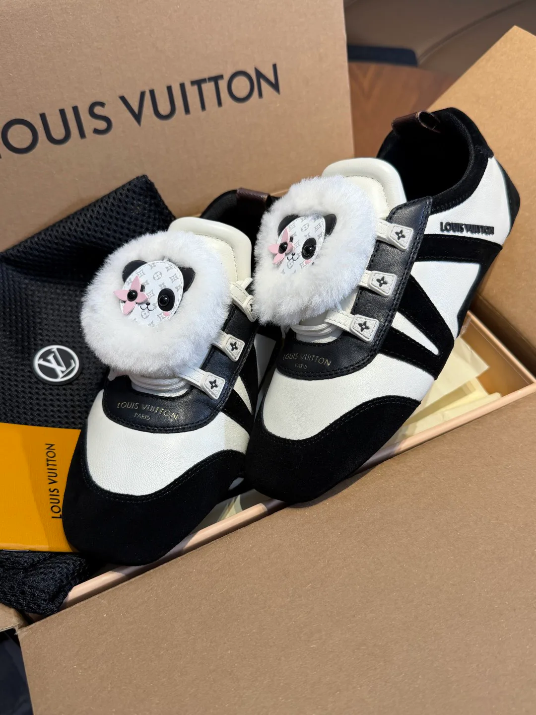 Women's Sneakers LOUIS VUITTON 18161998