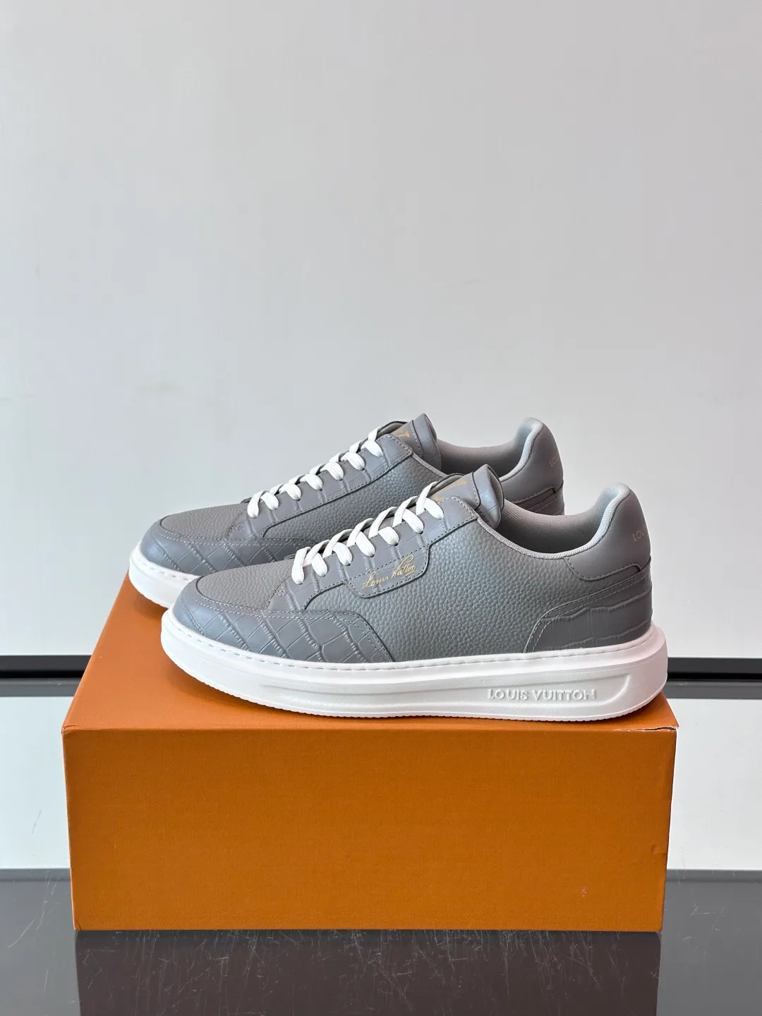 Women's Sneakers LOUIS VUITTON 18400576