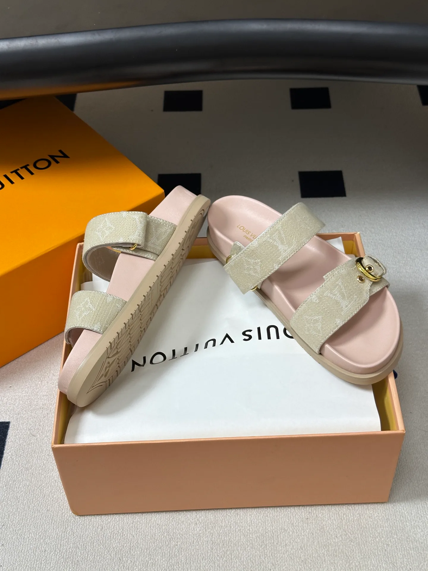 Women's Flip-Flops LOUIS VUITTON 18049598
