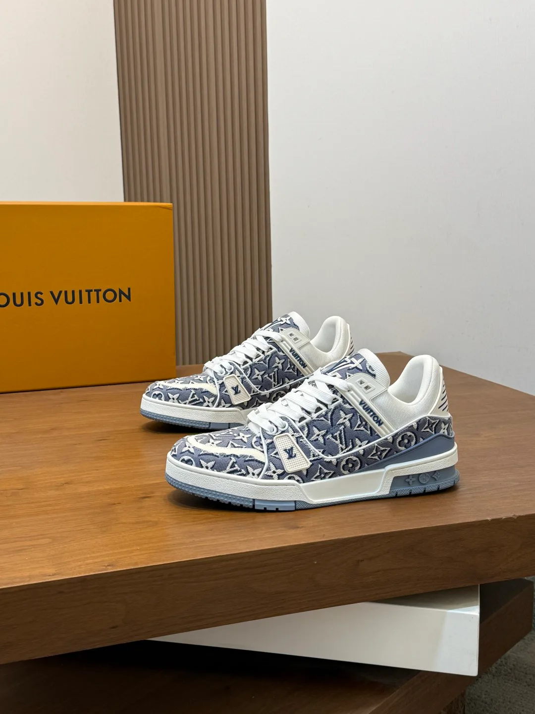 Women's Sneakers LOUIS VUITTON 17447608