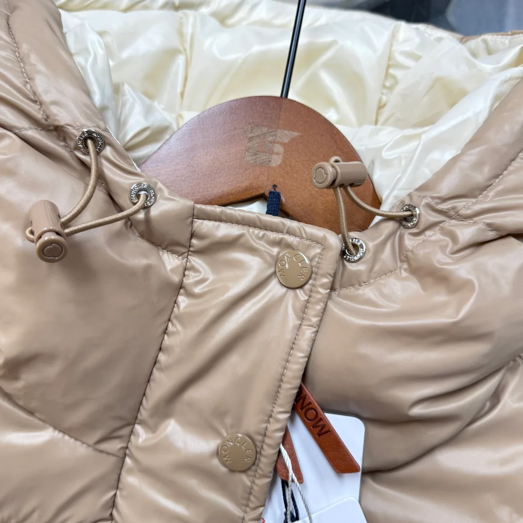 Women's Jackets And Down Jackets MONCLER 17810364