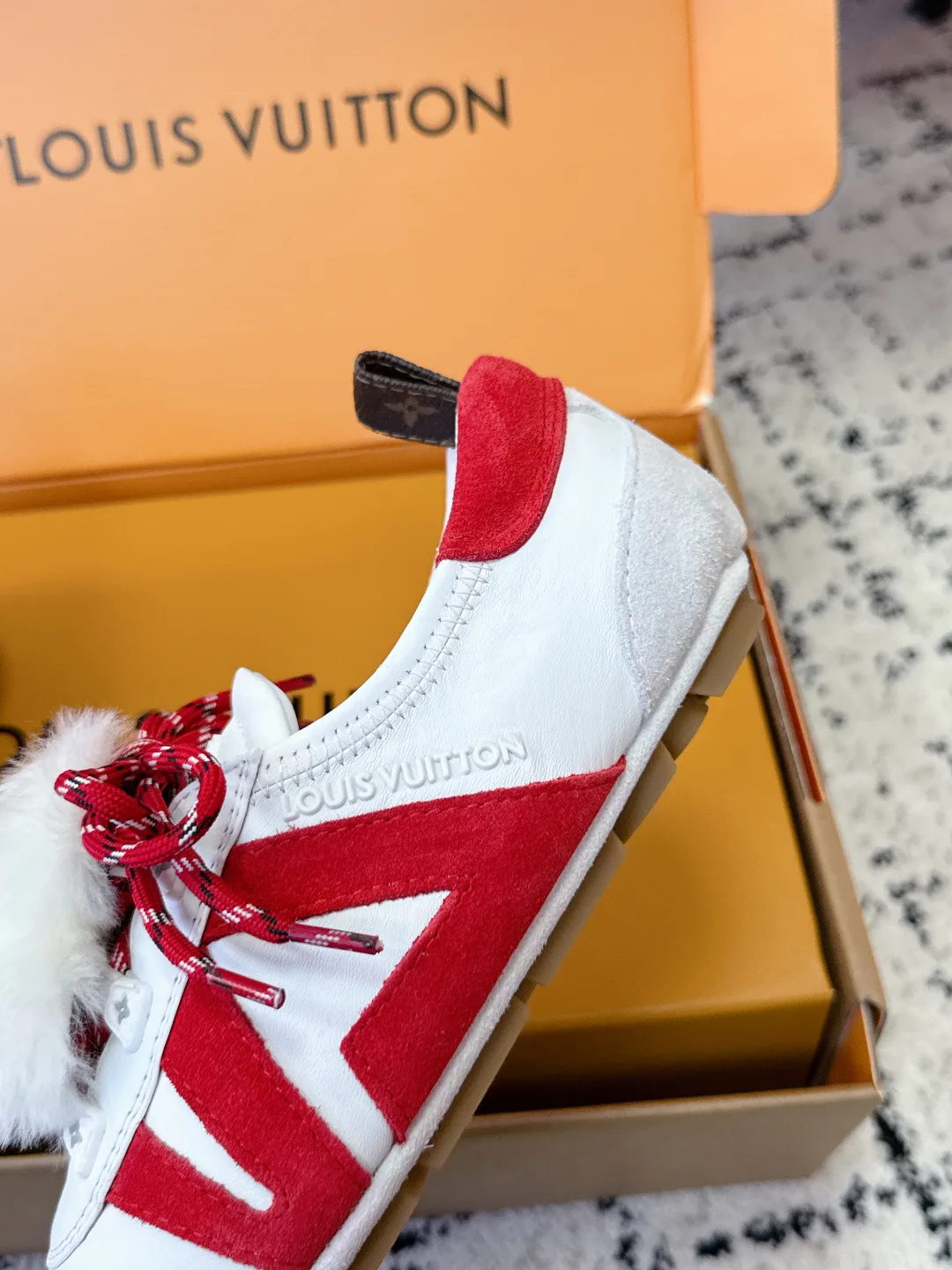 Women's Sneakers LOUIS VUITTON 18409659