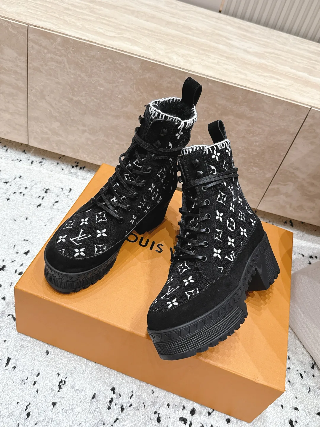 Women's Ankle Boots LOUIS VUITTON 18498035