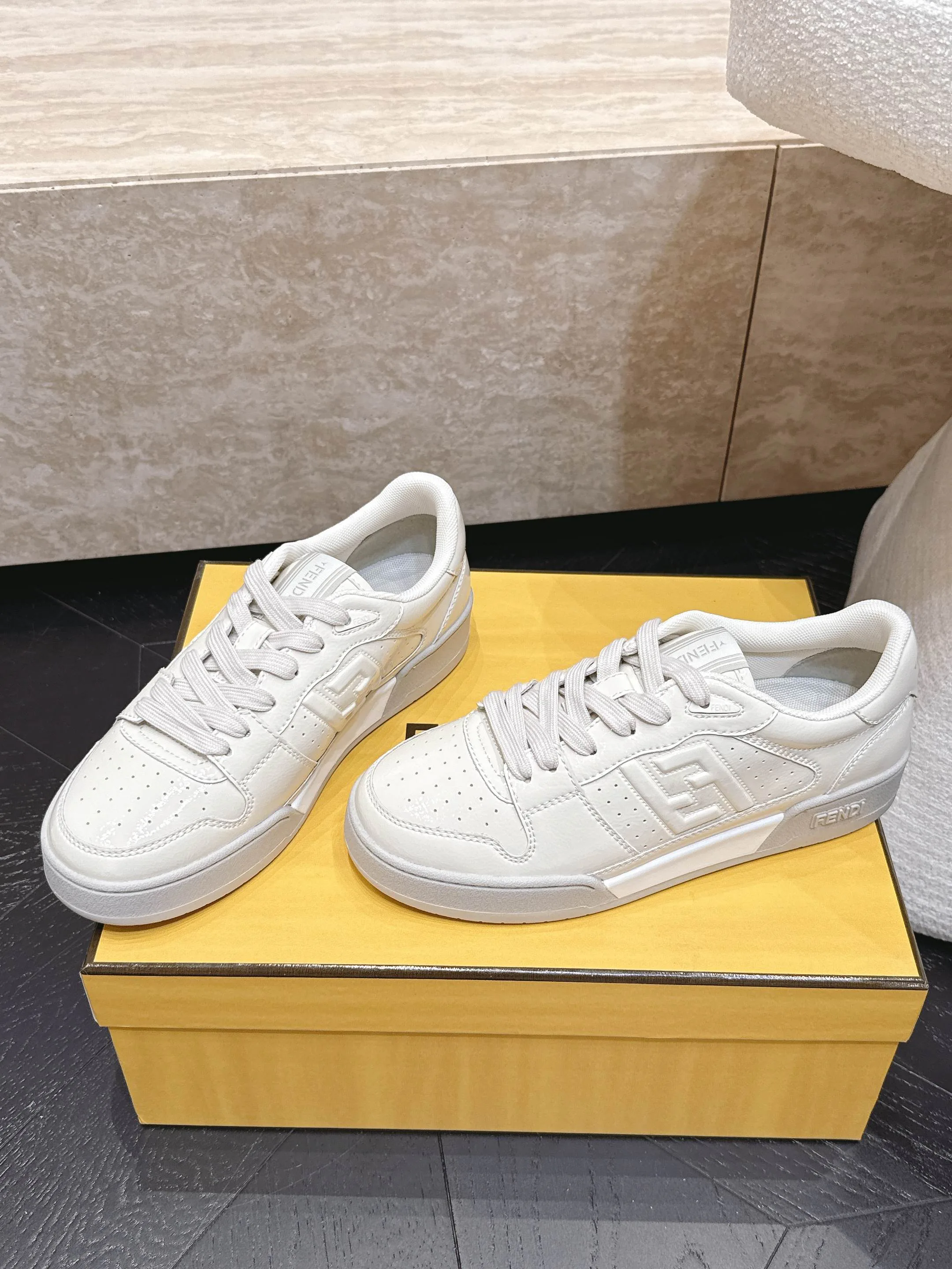 Women's Sneakers FENDI 17682039