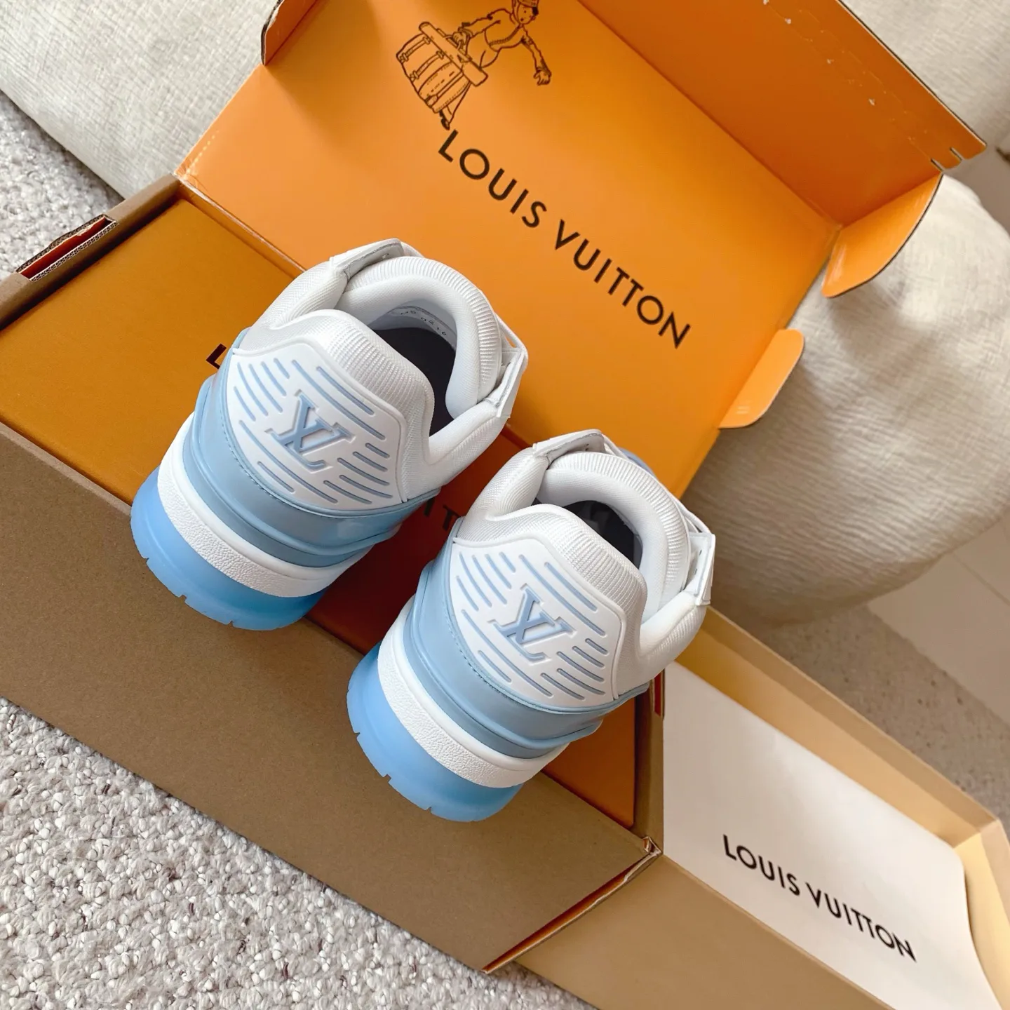 Women's Sneakers LOUIS VUITTON 18375817