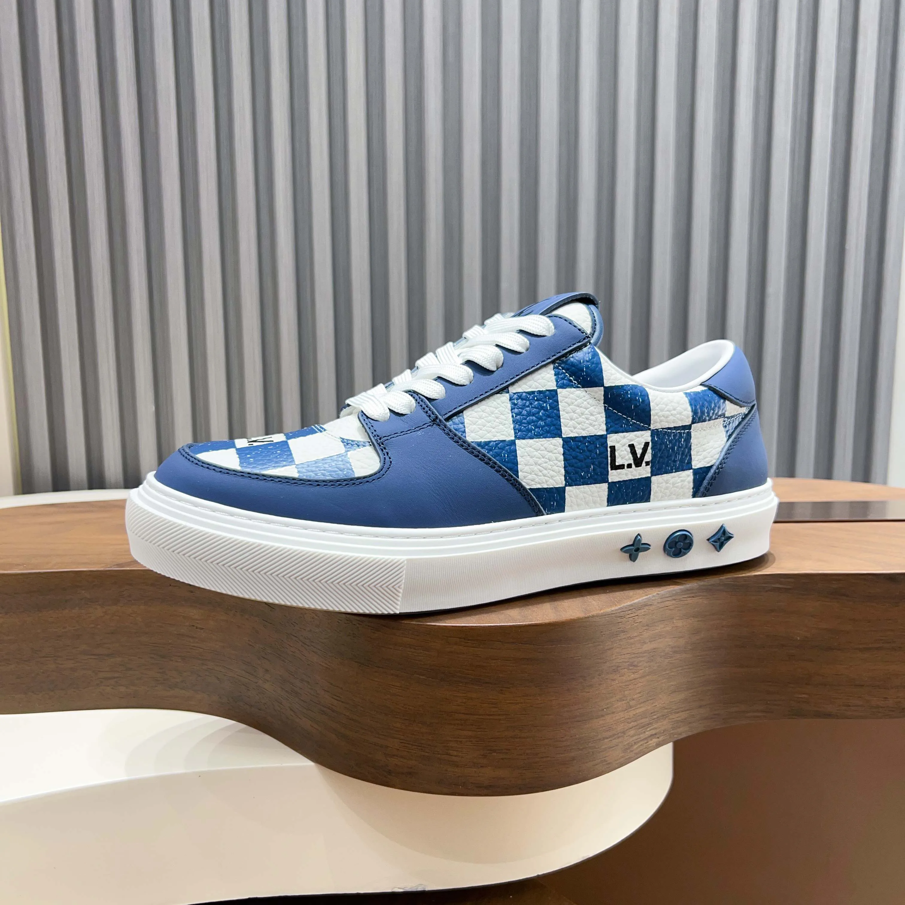 Men's Sneakers LOUIS VUITTON 18117102