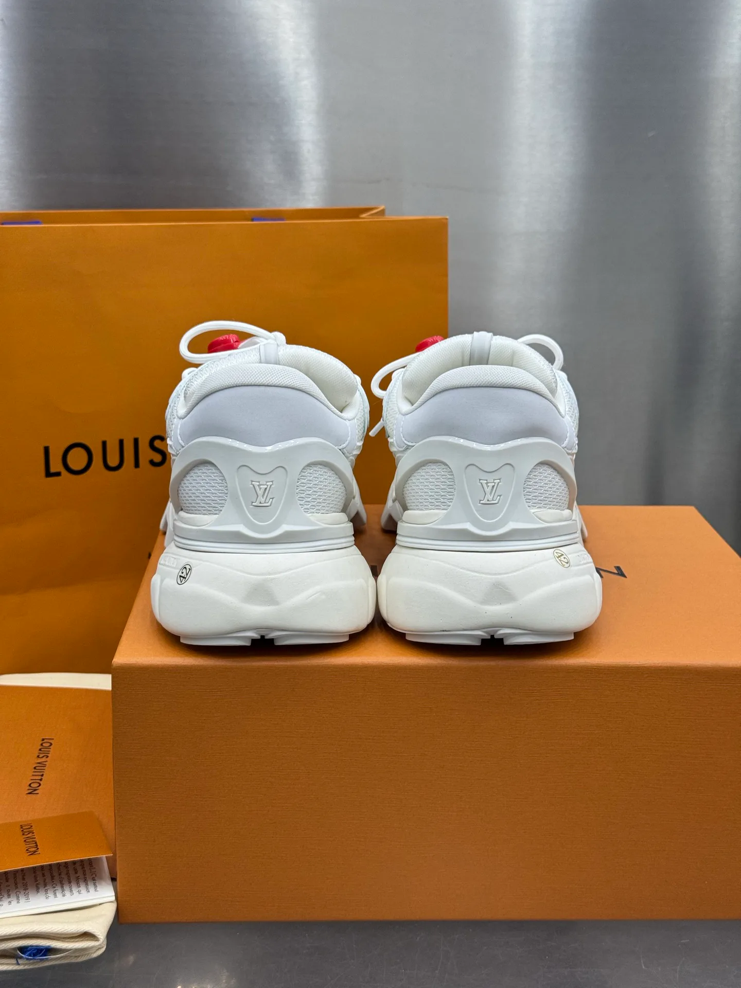 Men's Sneakers LOUIS VUITTON 18202620