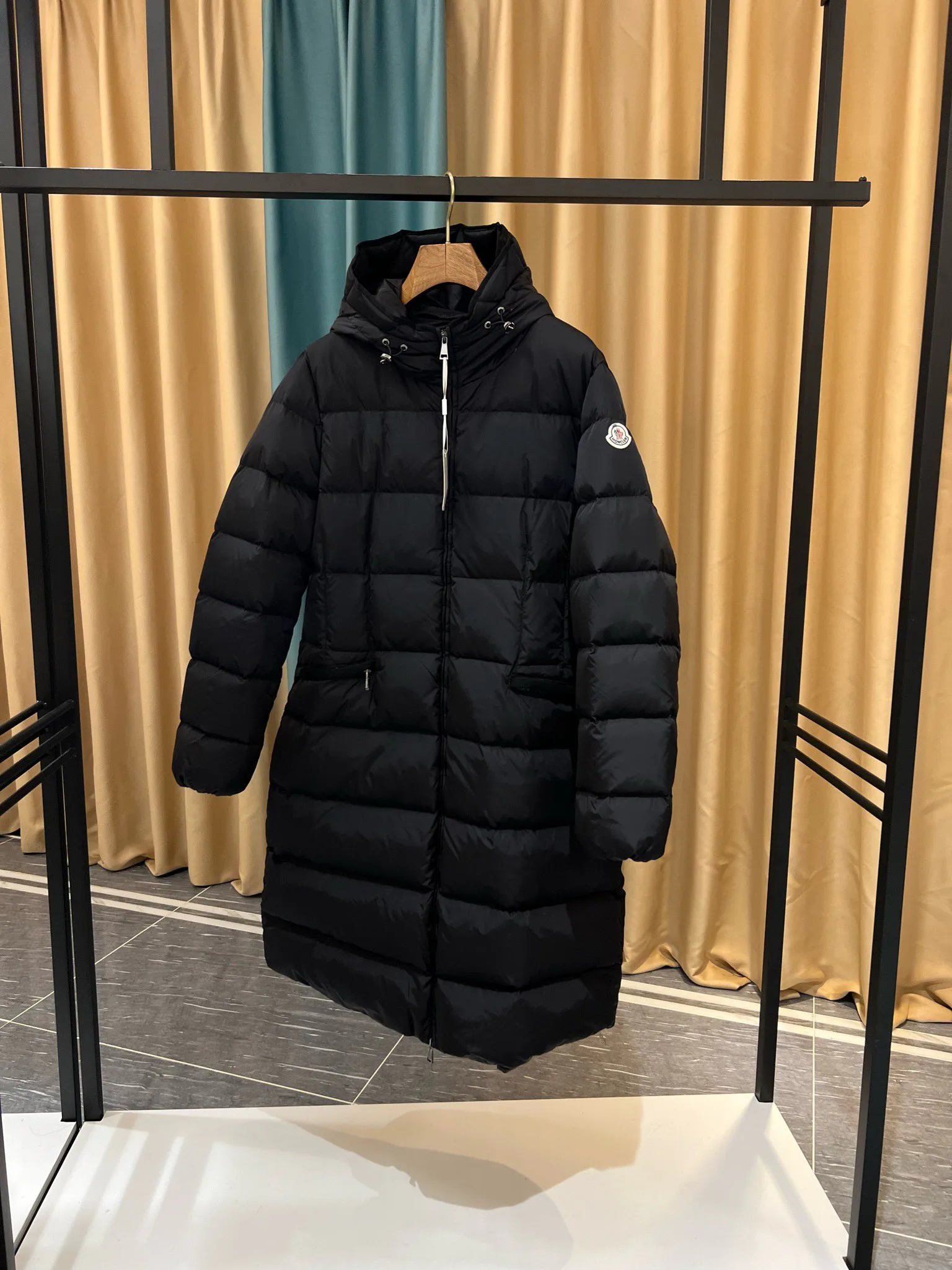 Women's Jackets And Down Jackets MONCLER 18111548