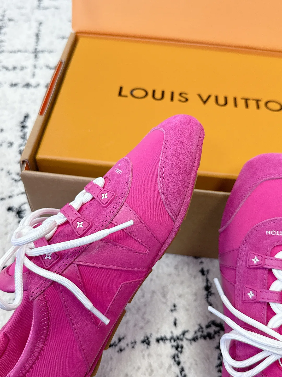 Women's Sneakers LOUIS VUITTON 18409677
