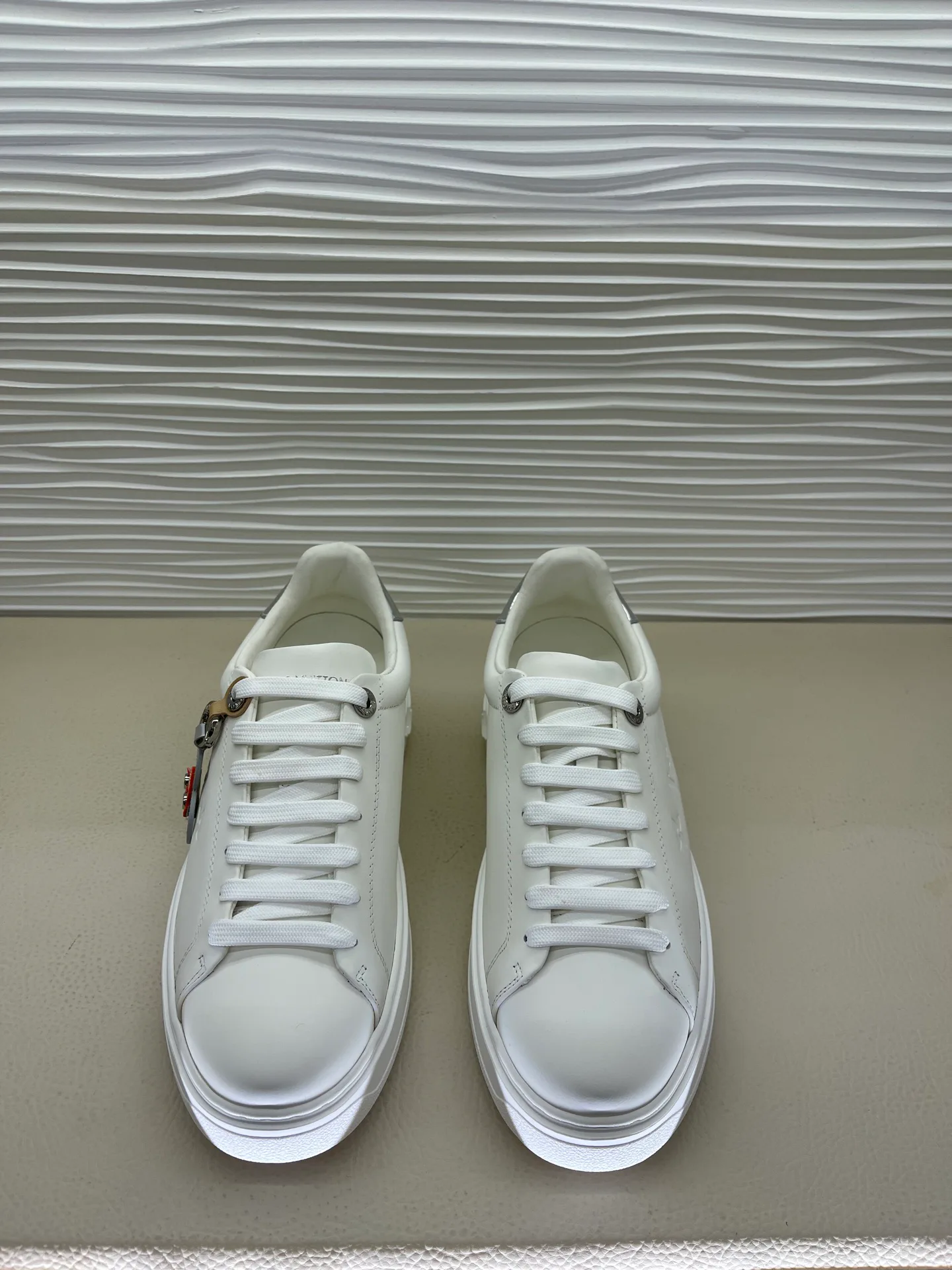 Women's Sneakers LOUIS VUITTON 18080228