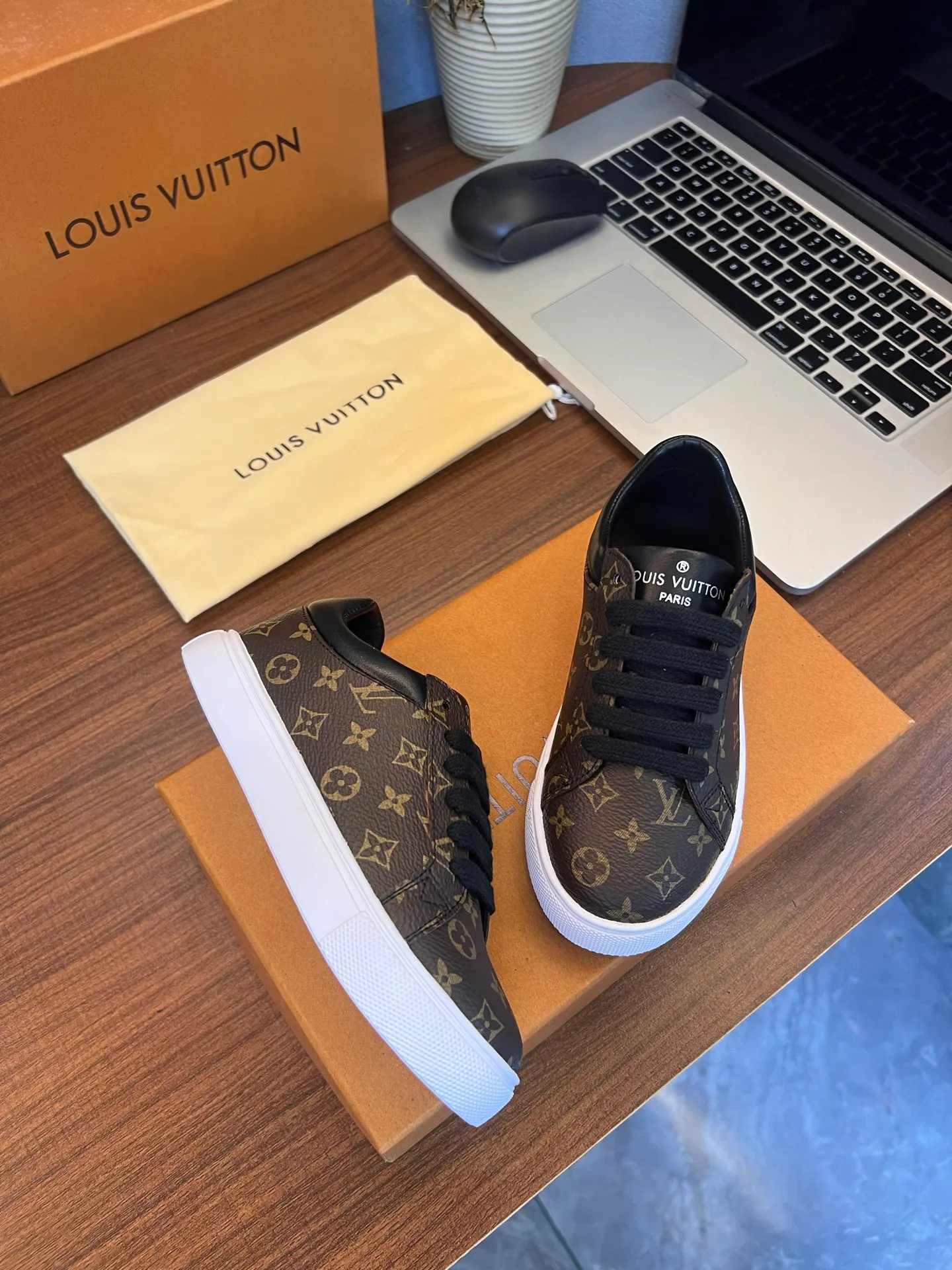 Women's Sneakers LOUIS VUITTON 18077535