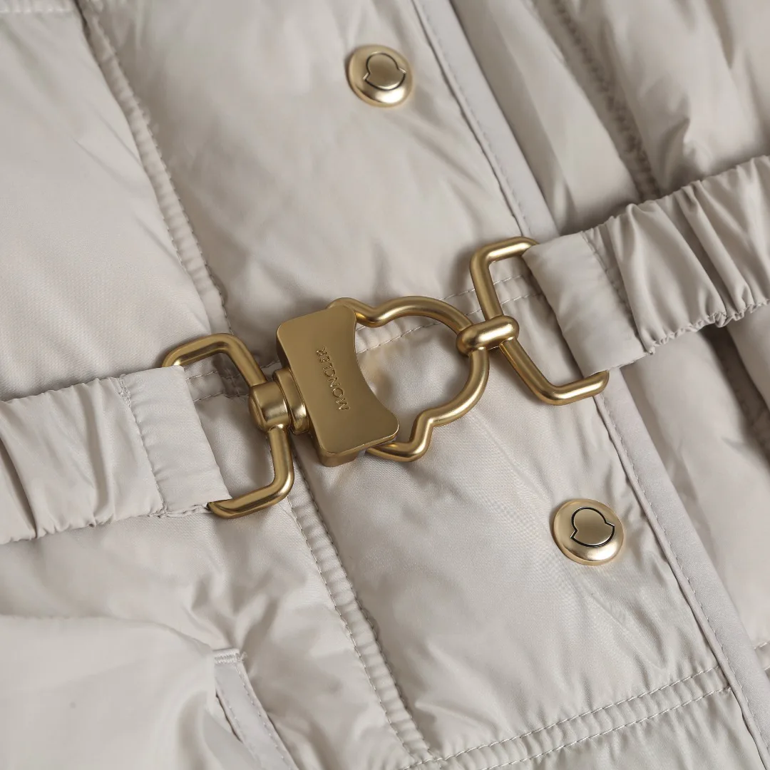Women's Jackets And Down Jackets MONCLER 17883648