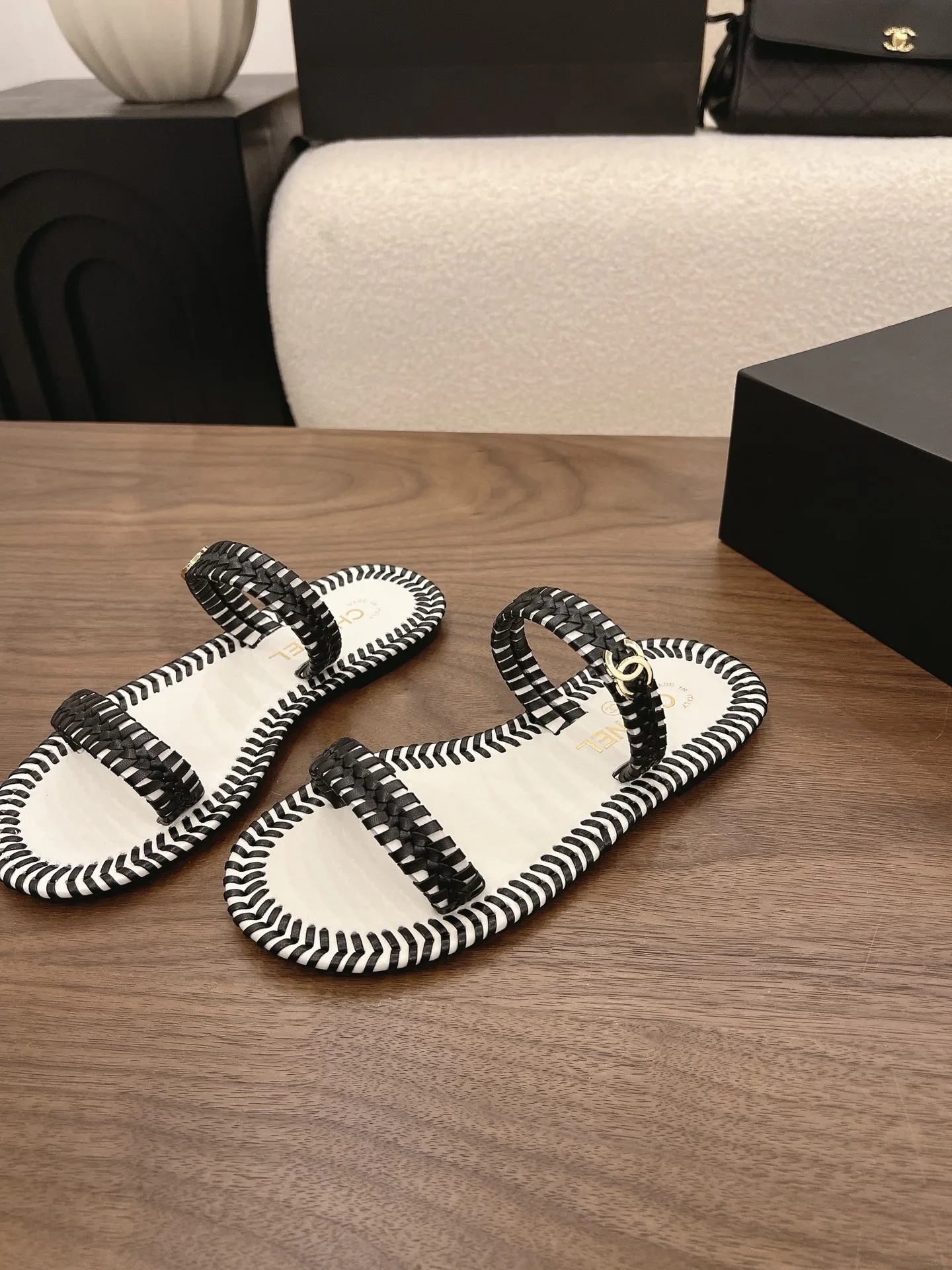 Women's Flip-Flops CHANEL 17213068