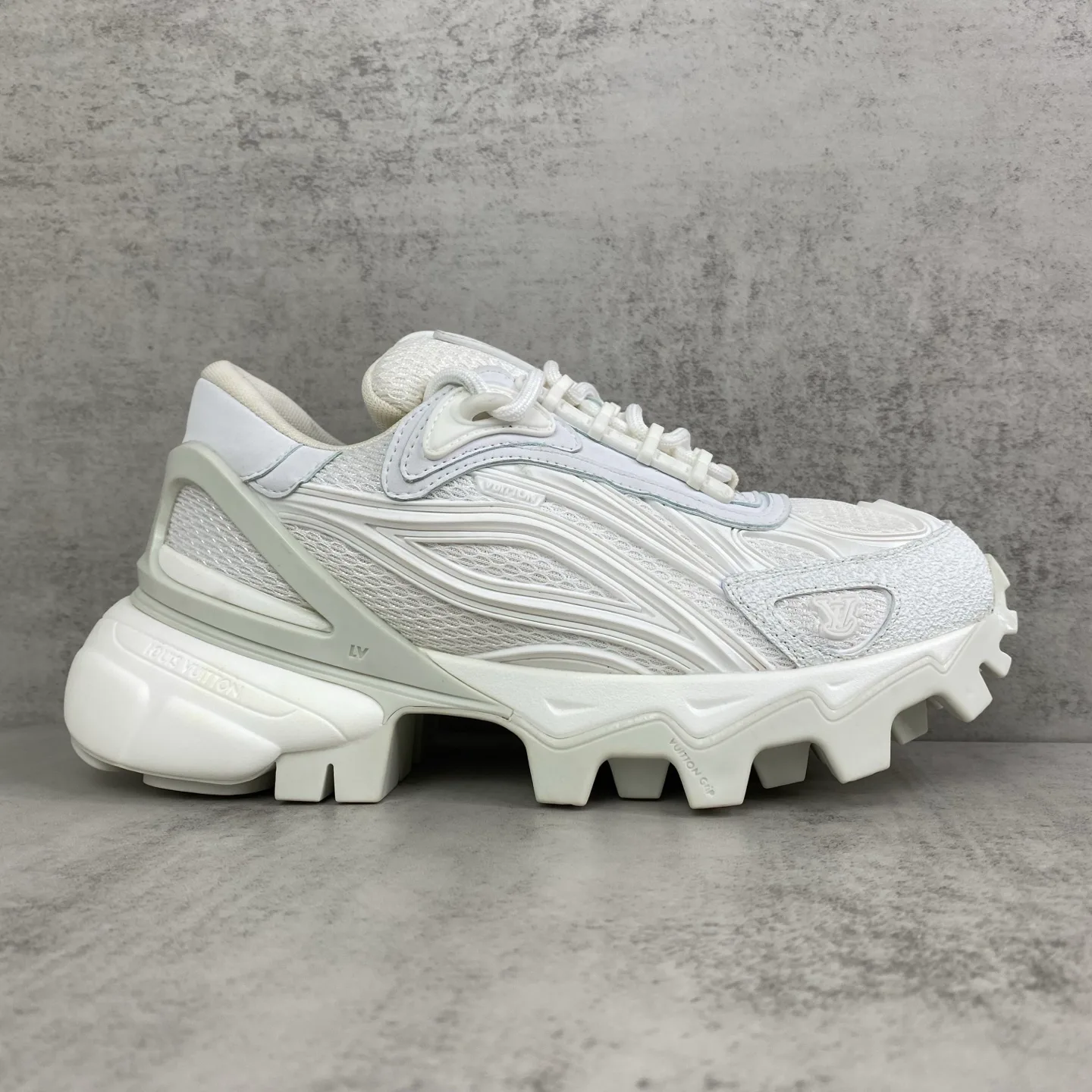 Women's Sneakers LOUIS VUITTON 18039581