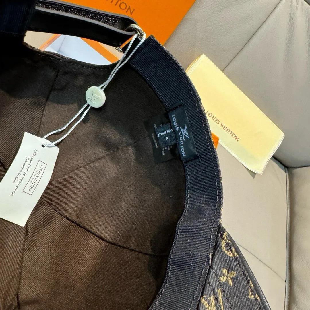 Hats LOUIS VUITTON 18347072