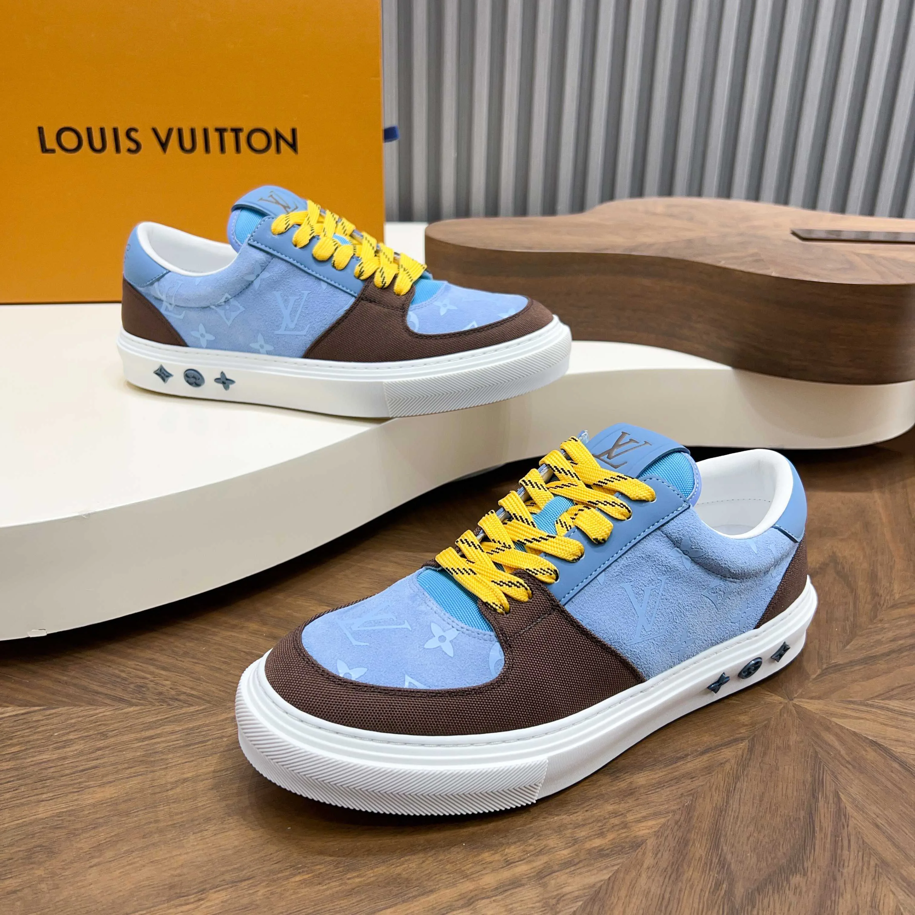 Men's Sneakers LOUIS VUITTON 18117096