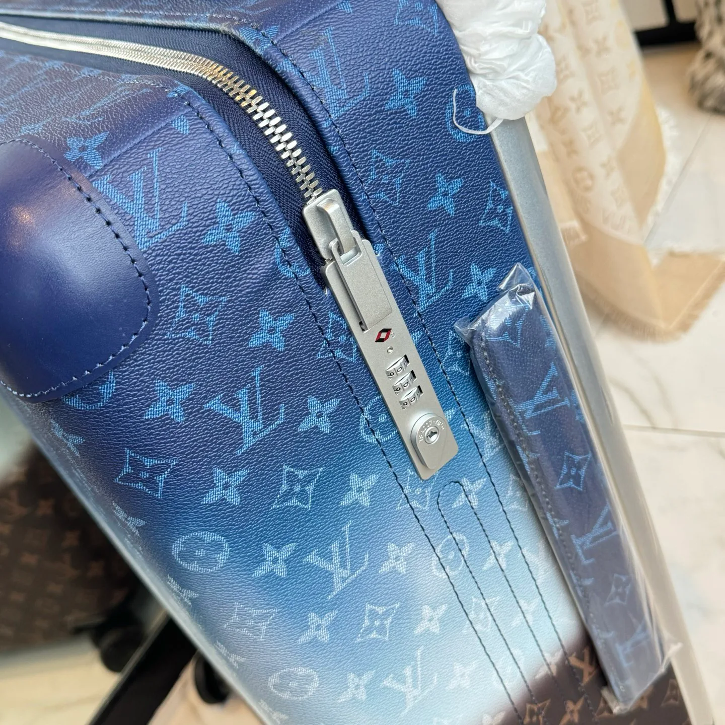 Suitcases LOUIS VUITTON 17801473