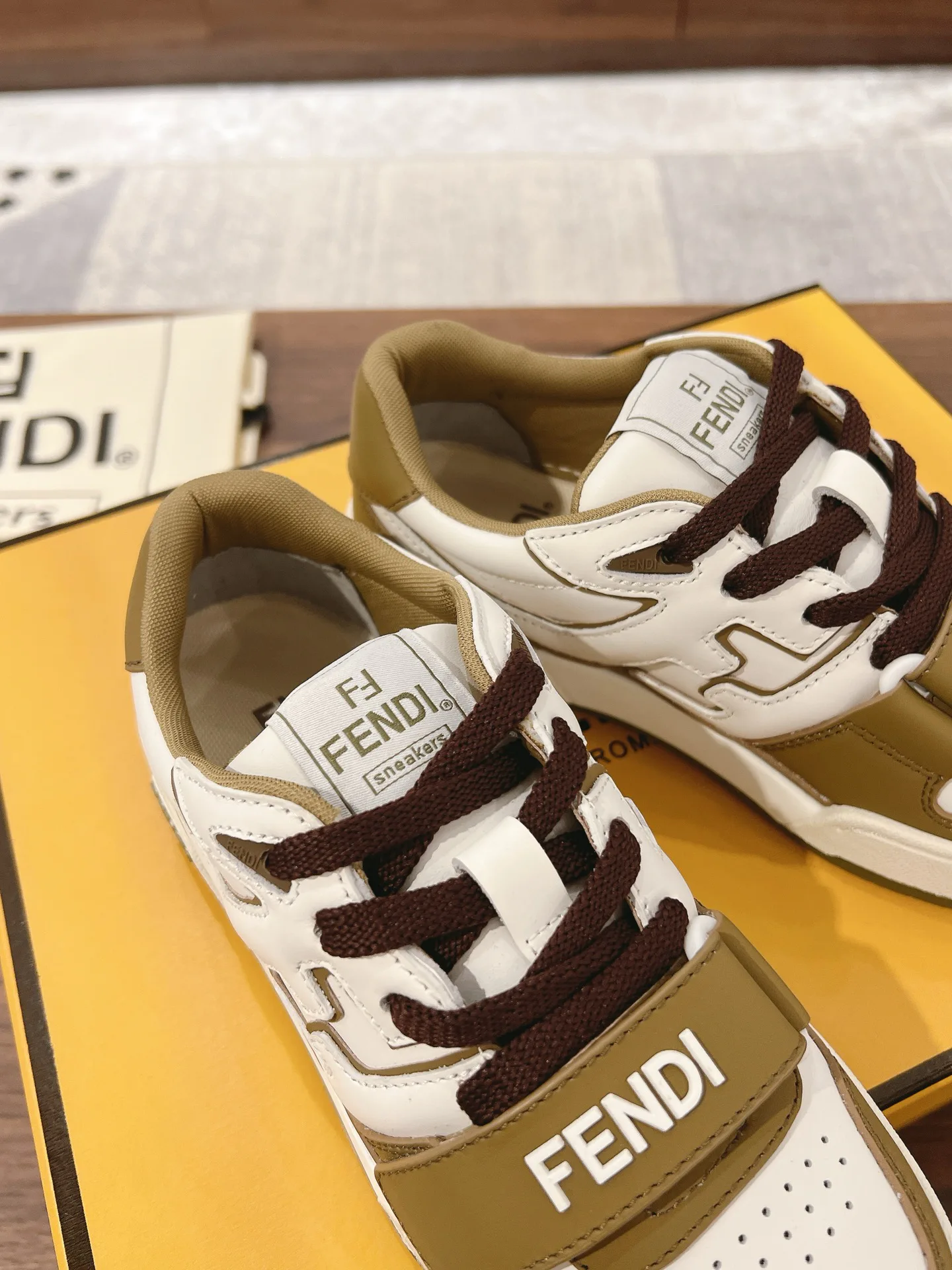 Women's Sneakers FENDI 18219542