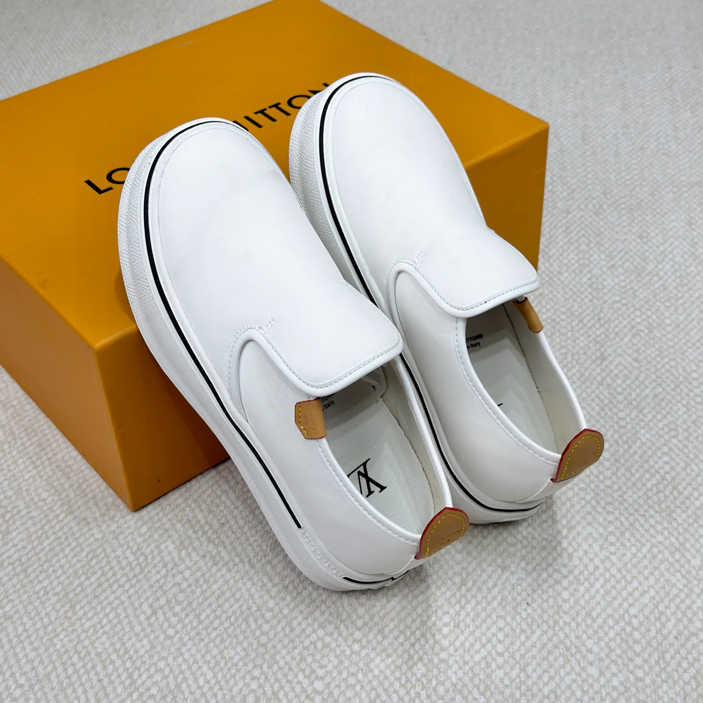 Men's Sneakers LOUIS VUITTON 18365137