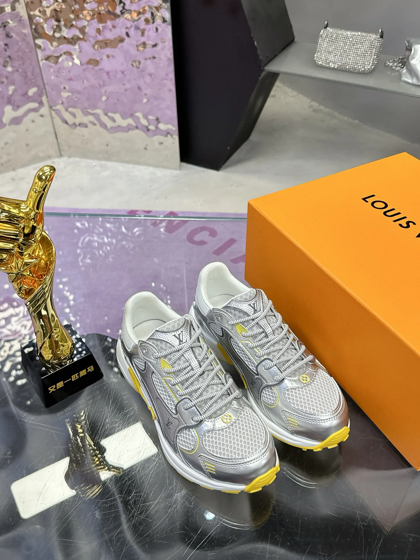 Women's Sneakers LOUIS VUITTON 17530433
