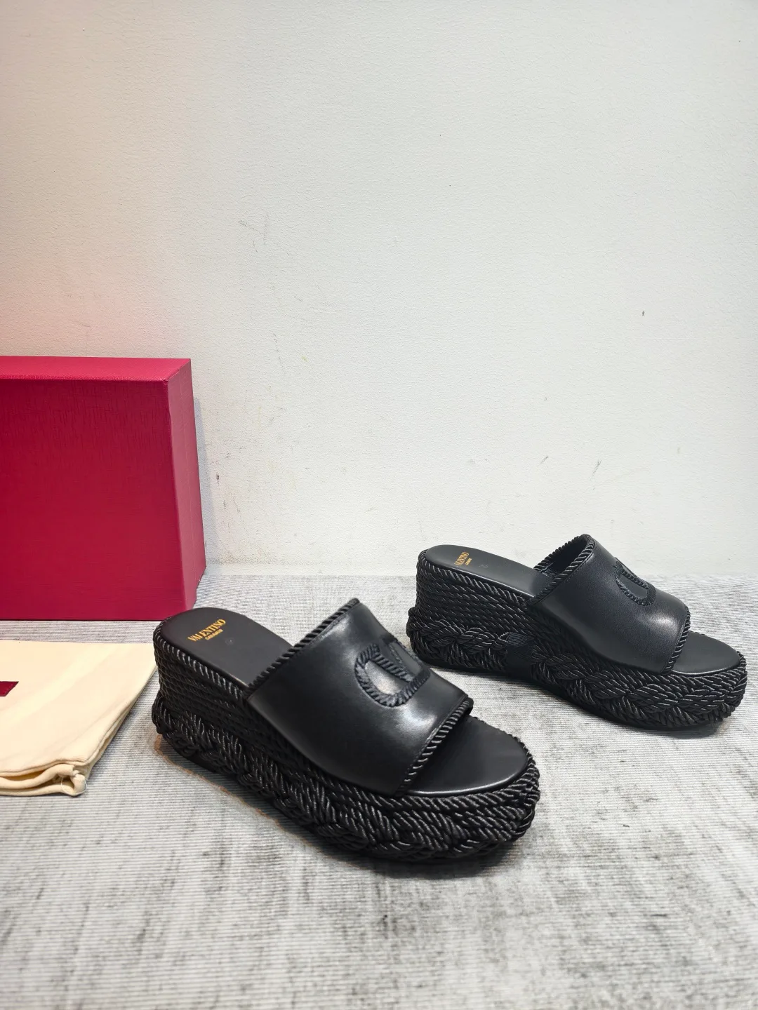Women's Flip-Flops VALENTINO 18346933