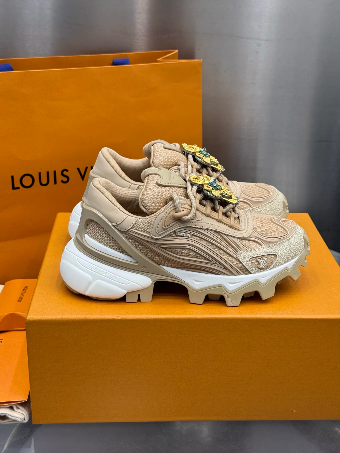 Women's Sneakers LOUIS VUITTON 18202598