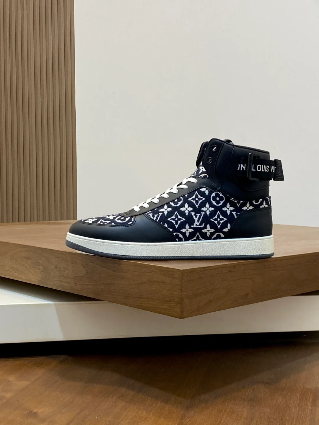 Men's Sneakers LOUIS VUITTON 18399950