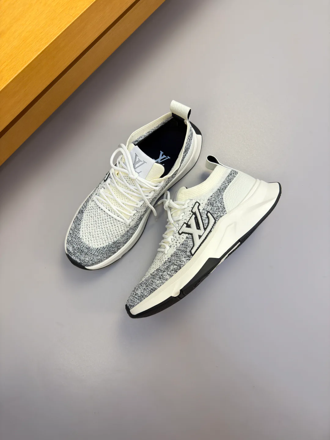 Men's Sneakers LOUIS VUITTON 18142541