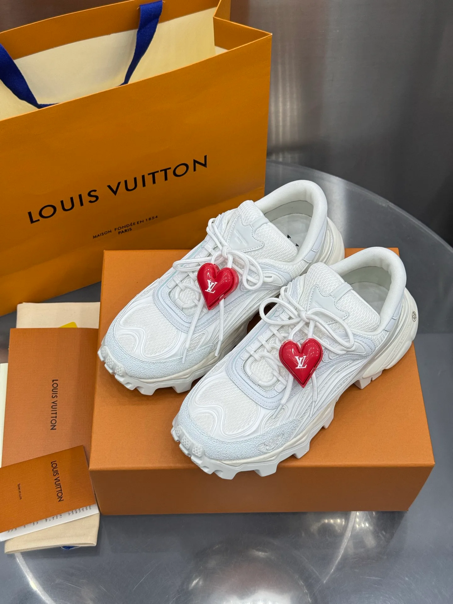 Men's Sneakers LOUIS VUITTON 18202620