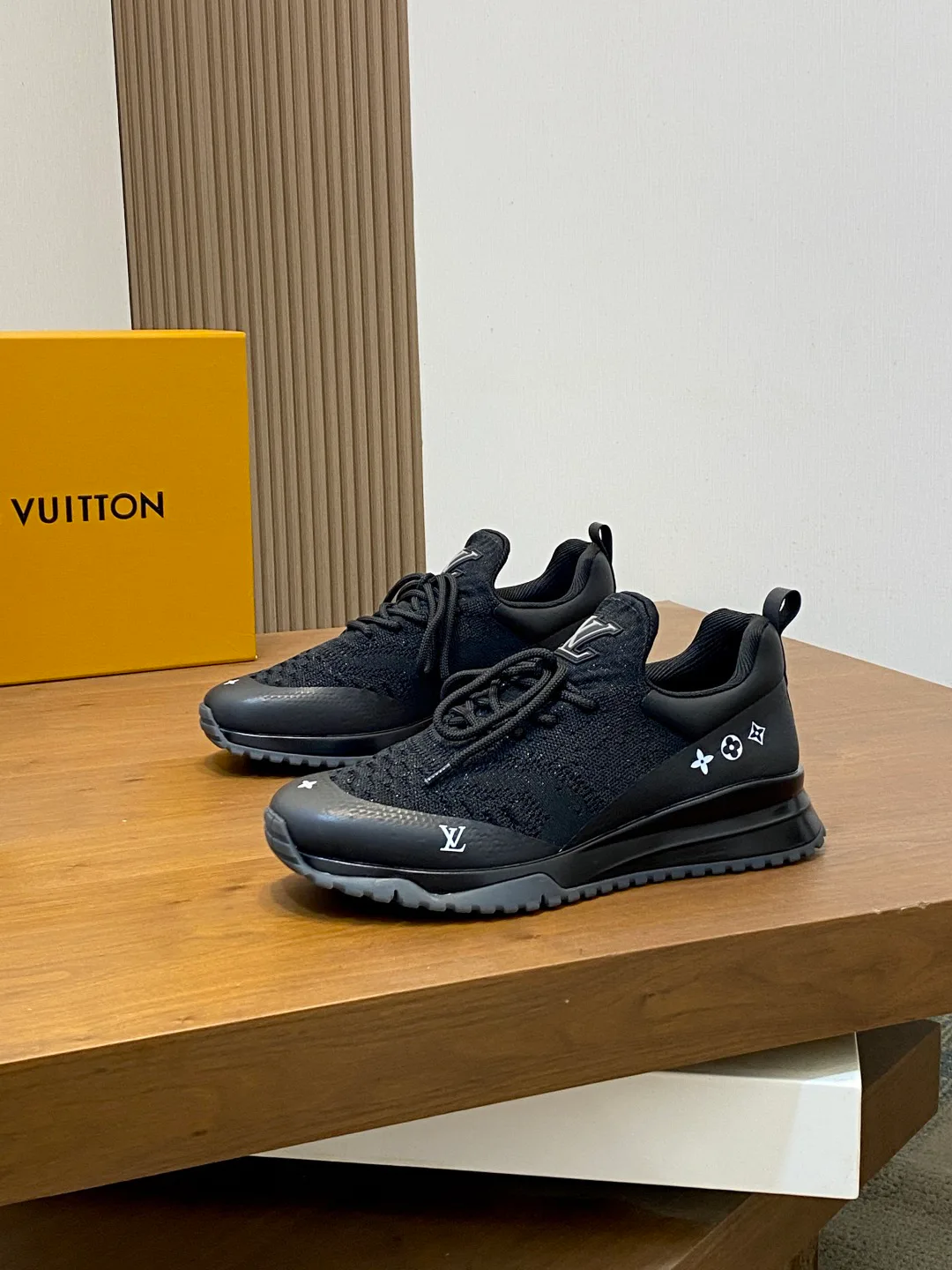 Men's Sneakers LOUIS VUITTON 18337596