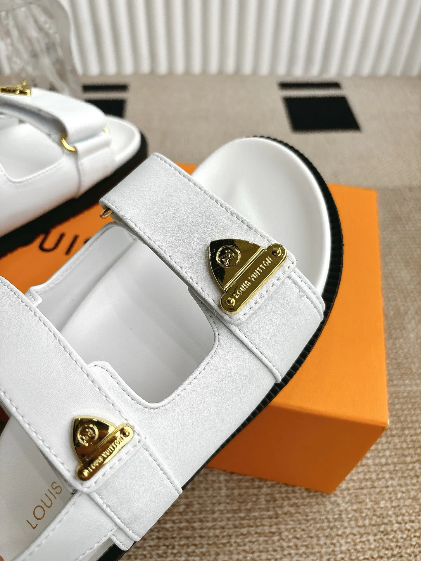 Women's Open-Toe Sandals LOUIS VUITTON 17499604