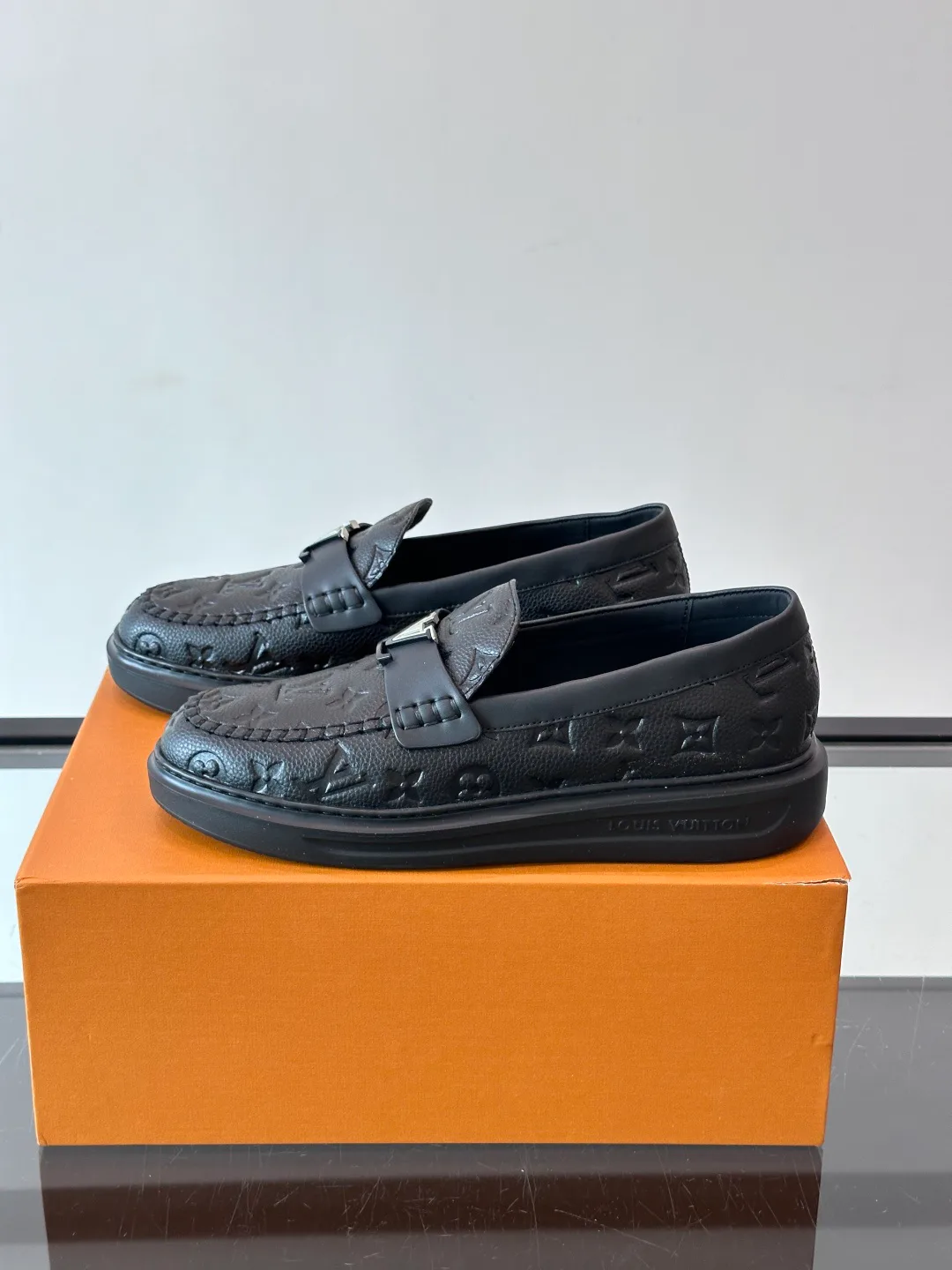 Men's Loafers And Dress Shoes LOUIS VUITTON 18400590