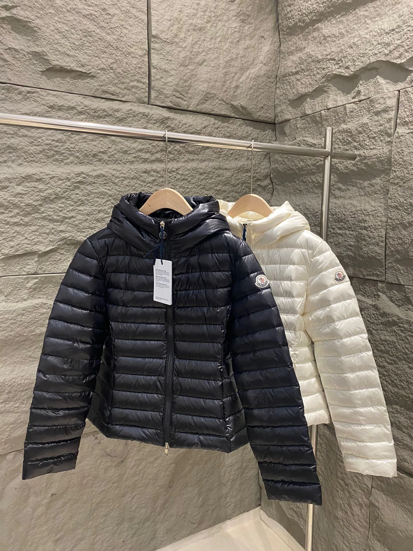 Women's Jackets And Down Jackets MONCLER 17964338