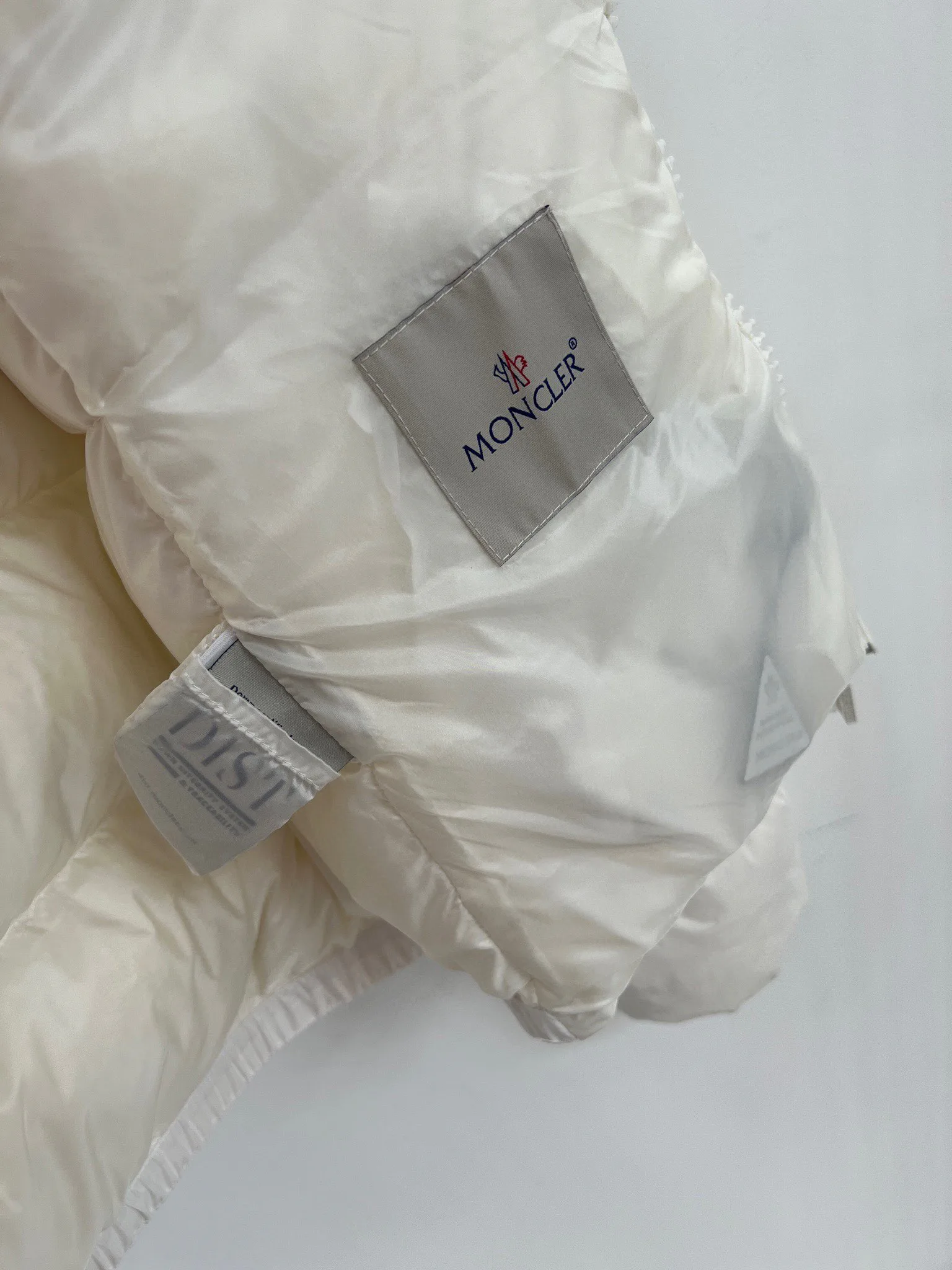 Women's Jackets And Down Jackets MONCLER 18416215