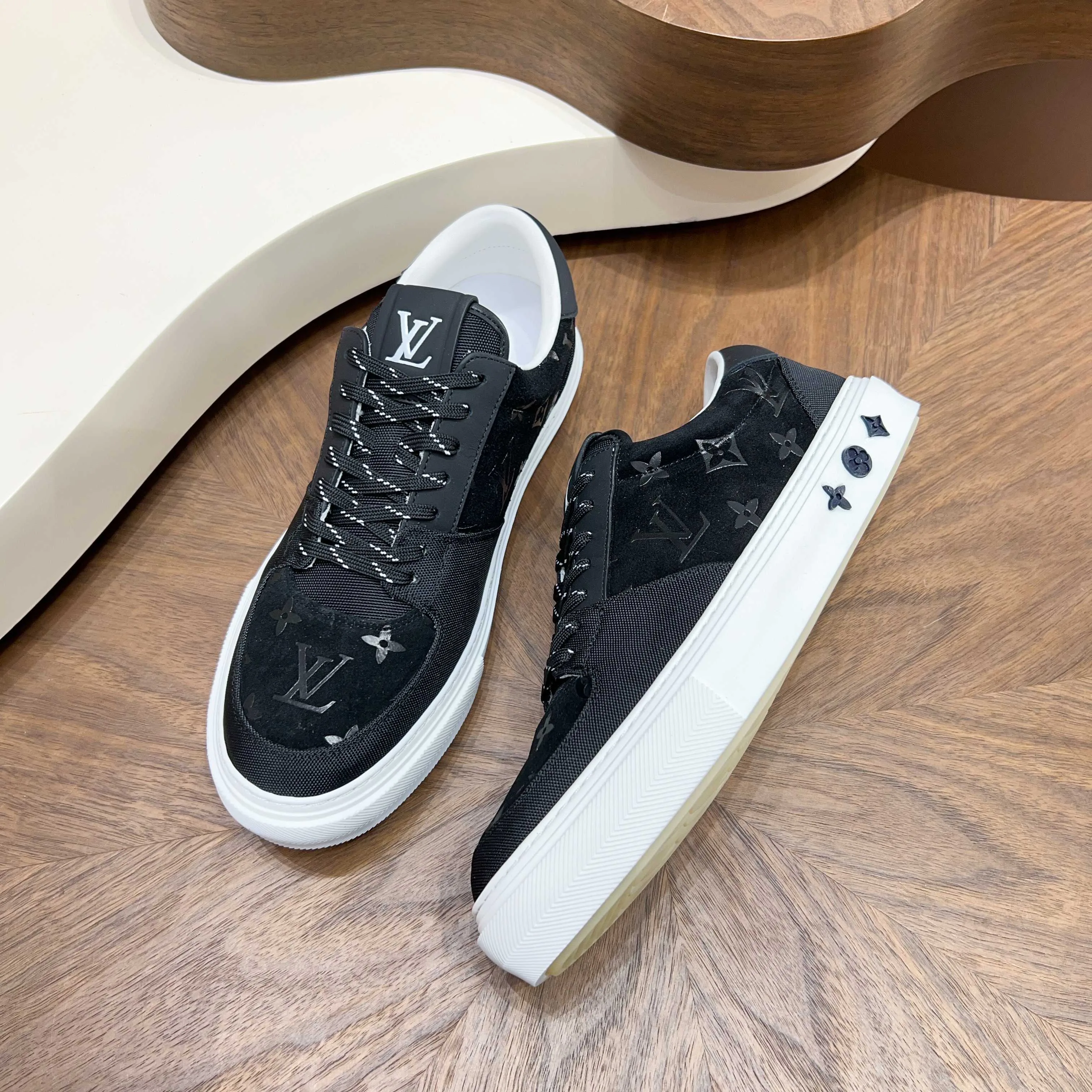 Men's Sneakers LOUIS VUITTON 18117093