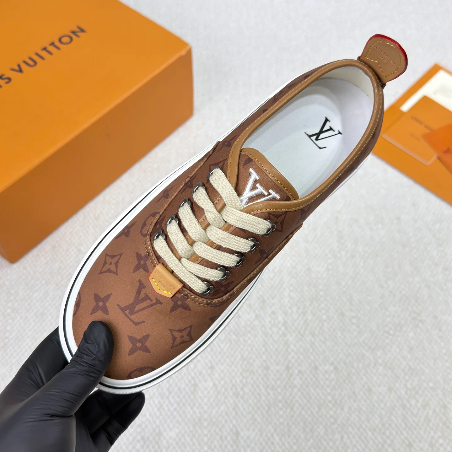Men's Sneakers LOUIS VUITTON 18365133