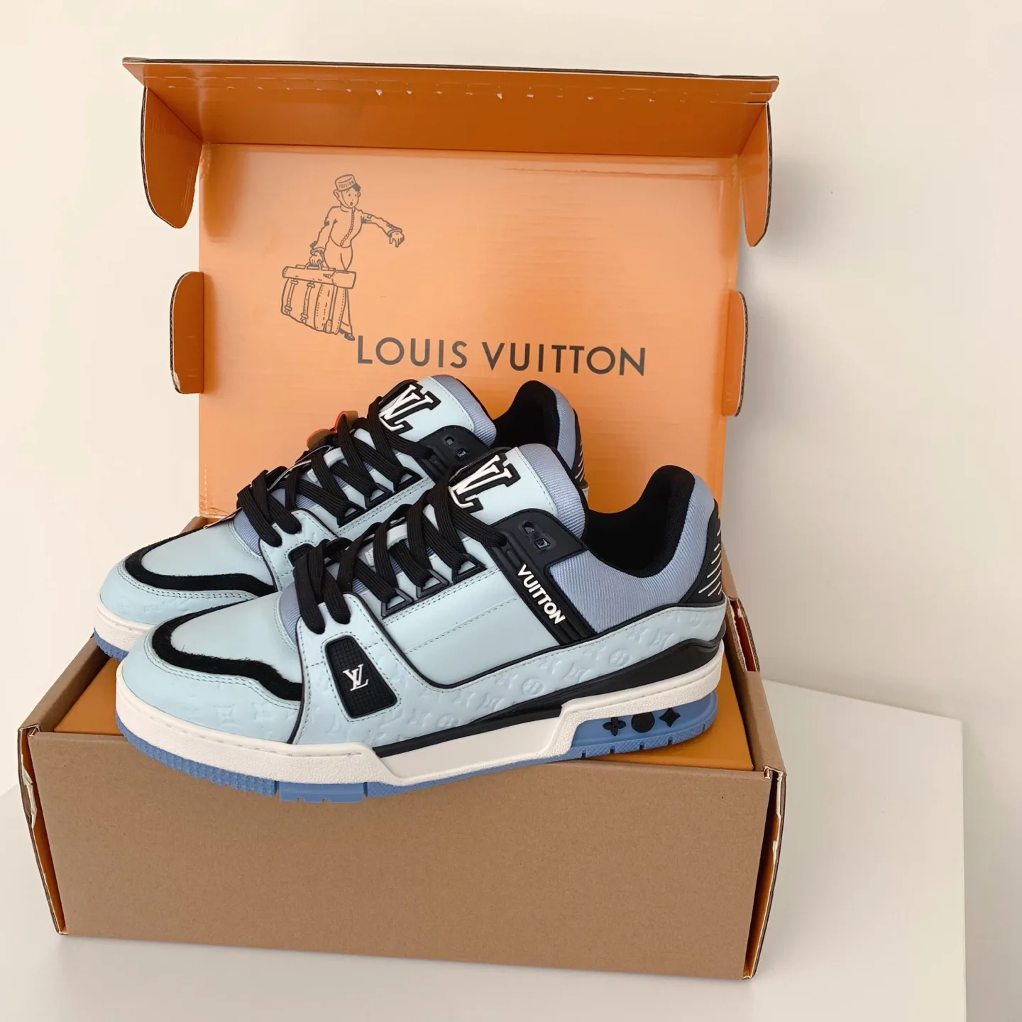 Women's Sneakers LOUIS VUITTON 18258380