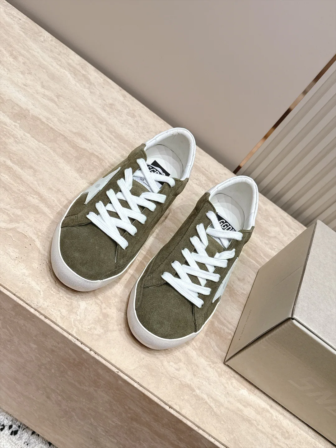 Women's Sneakers GOLDEN GOOSE 17963440