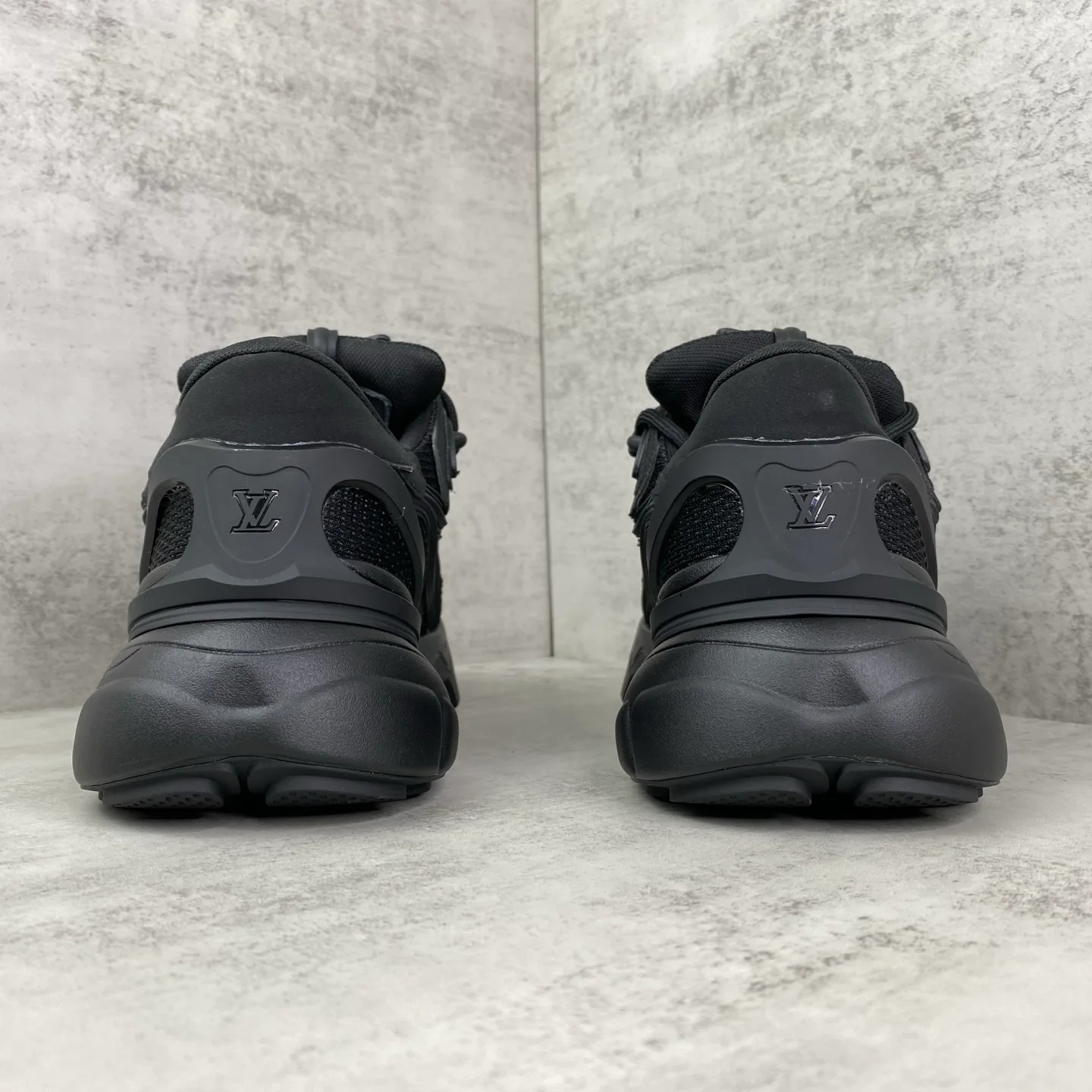 Women's Sneakers LOUIS VUITTON 18039583