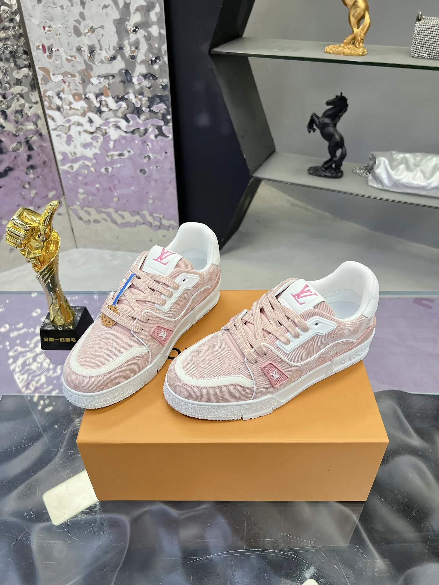 Women's Sneakers LOUIS VUITTON 17368595