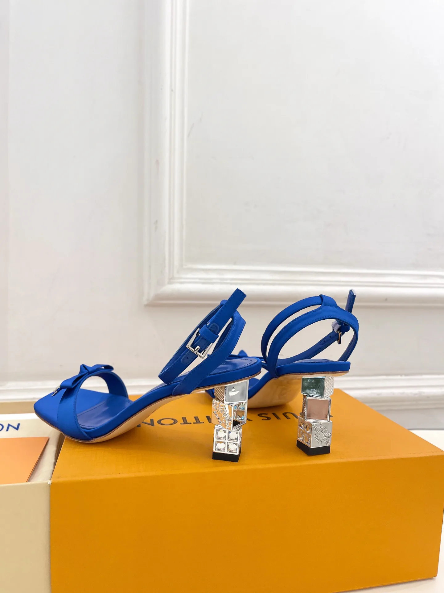 Women's Open-Toe Sandals LOUIS VUITTON 18034965