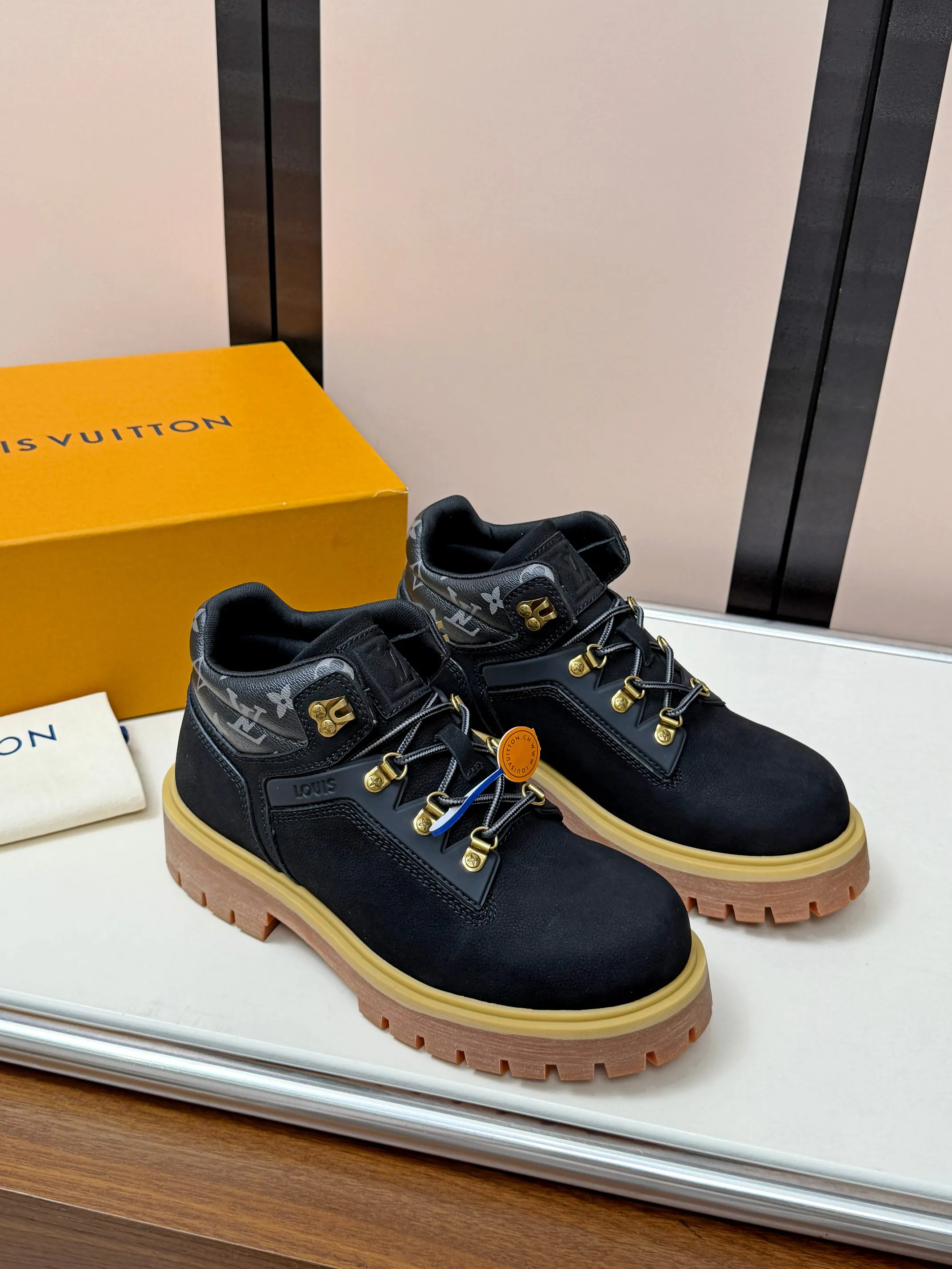 Men's Ankle Boots LOUIS VUITTON 18417470