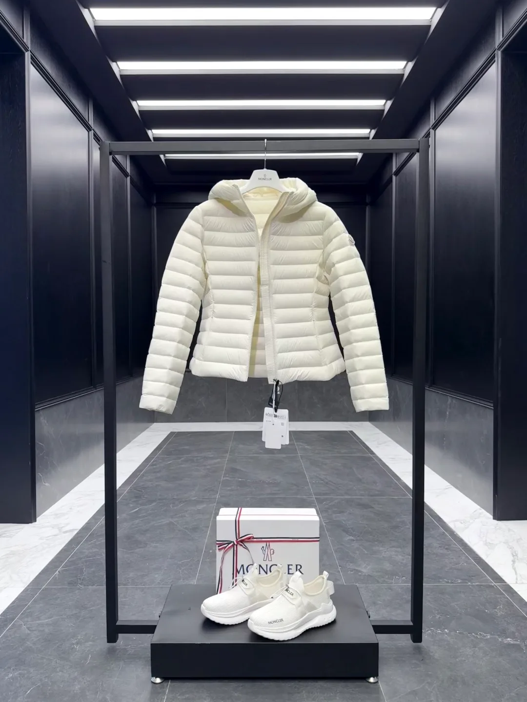 Women's Jackets And Down Jackets MONCLER 18129793