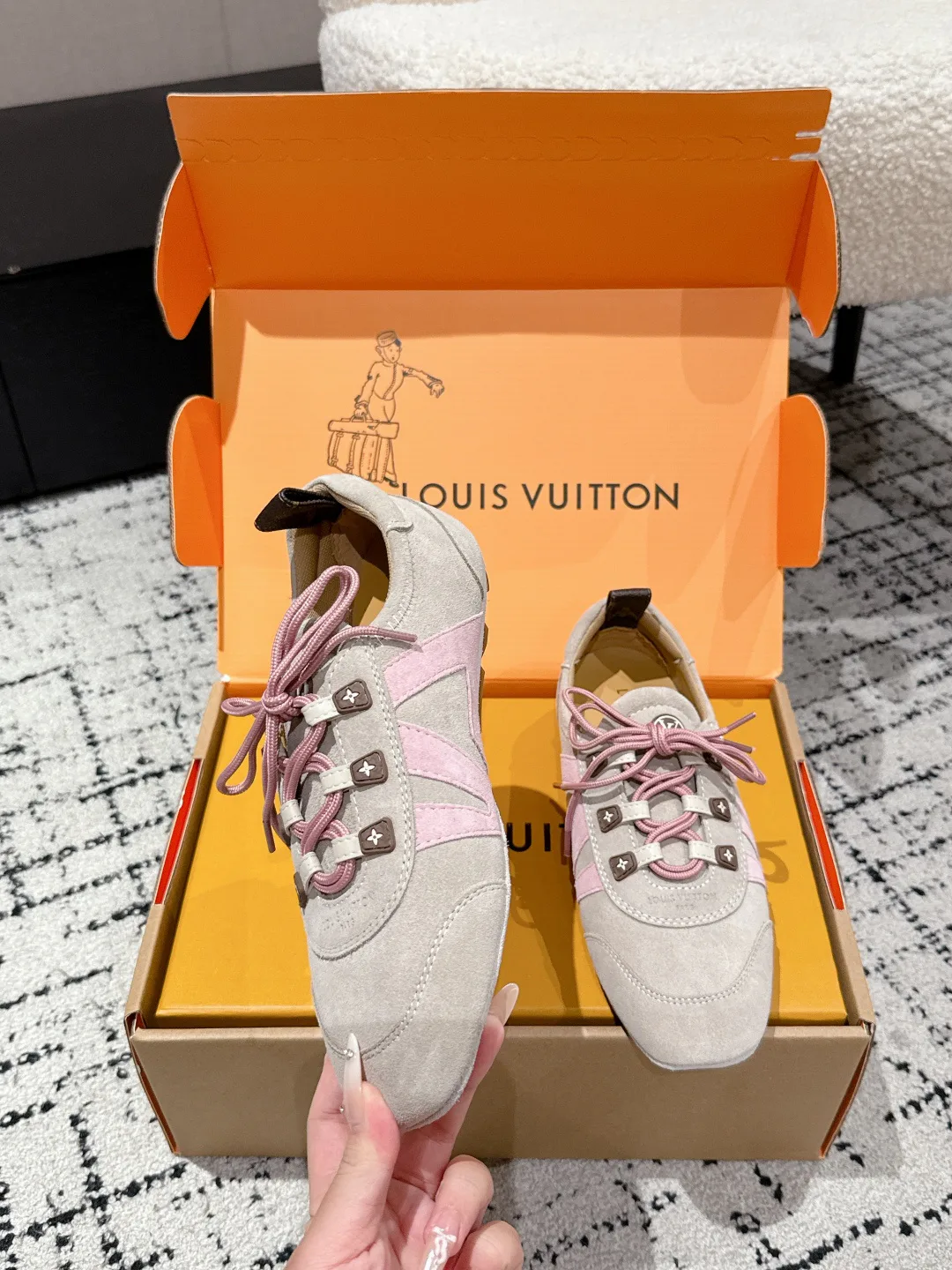 Women's Sneakers LOUIS VUITTON 18409707