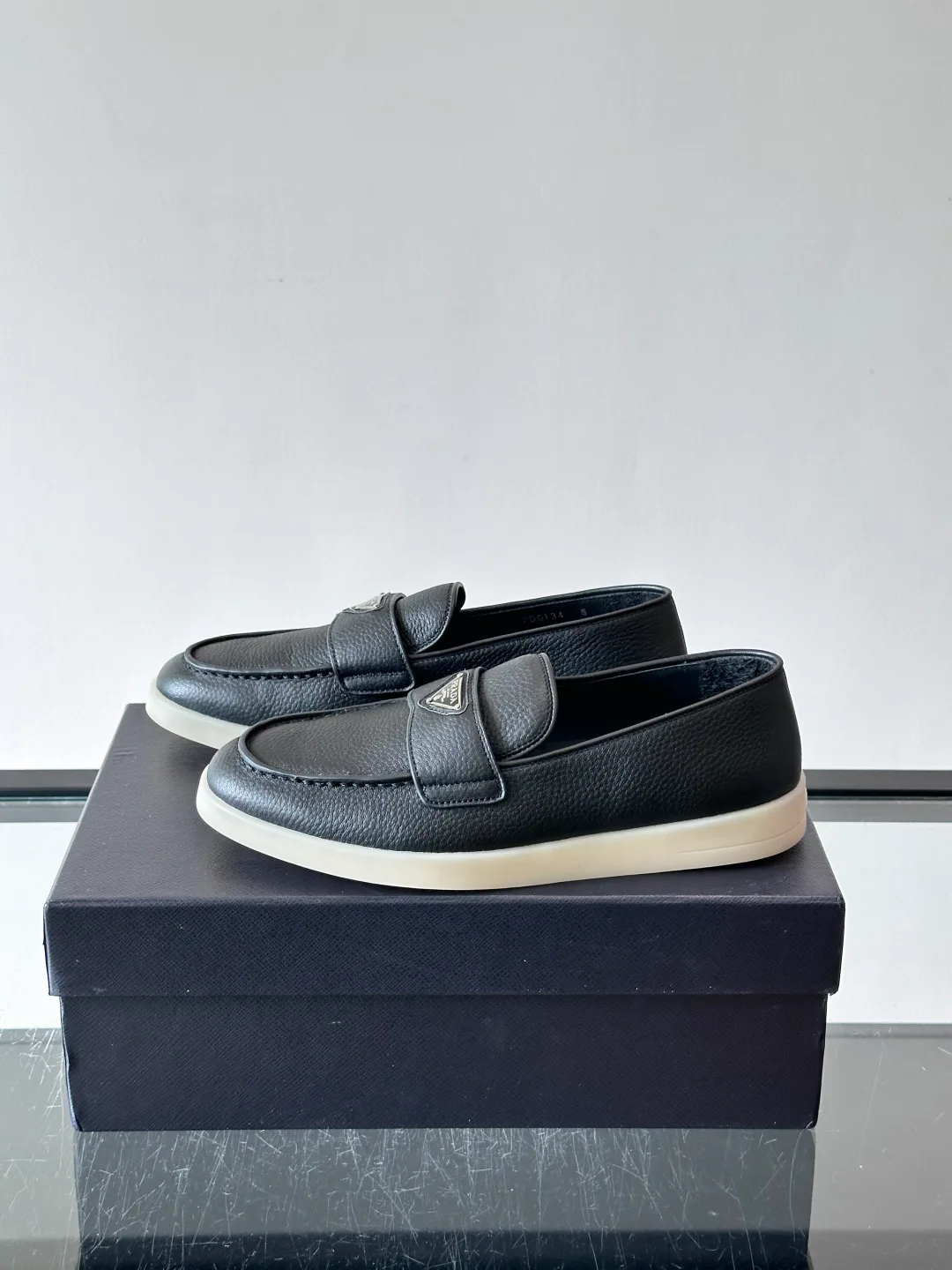 Men's Loafers And Dress Shoes PRADA 18102307