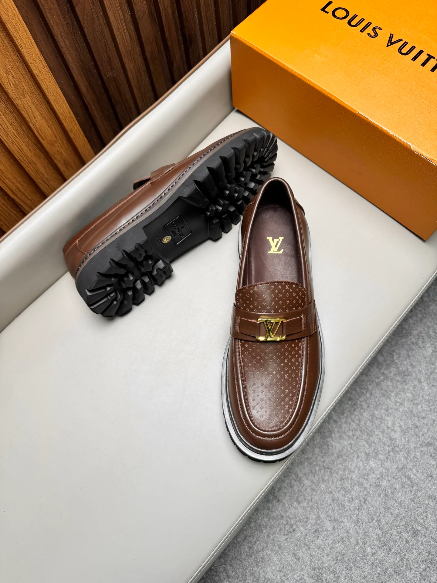 Men's Loafers And Dress Shoes LOUIS VUITTON 17470881