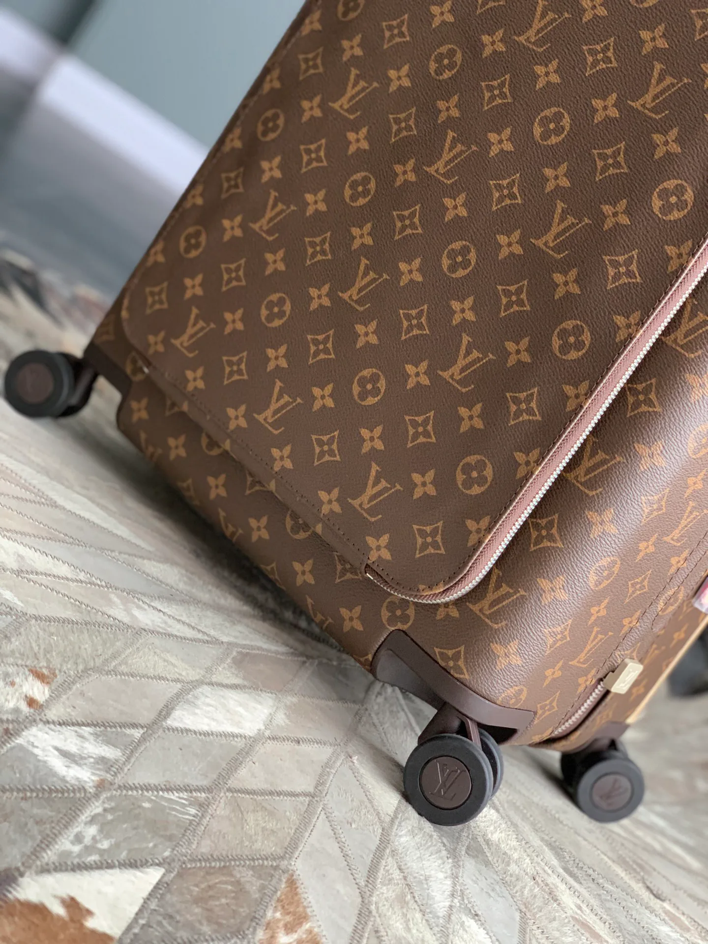 Suitcases LOUIS VUITTON 17055902